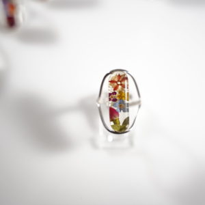 Captured Nature in Resin – Nature Ring Medium Oval with Assorted Flowers Adjustable Size