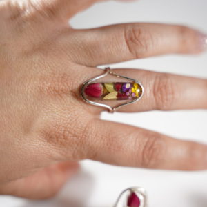 Captured Nature in Resin – Nature Ring Medium Oval with Assorted Flowers Adjustable Size