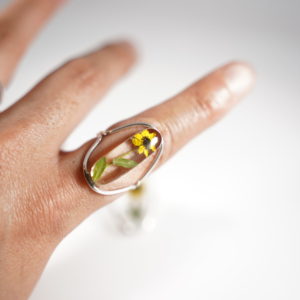 Captured Nature in Resin – Nature Ring Medium Oval with Sunflowers Adjustable Size