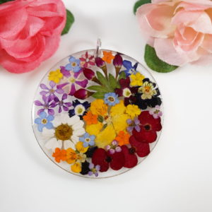 Captured Nature in Resin – Beautiful Medallion with Real Flowers